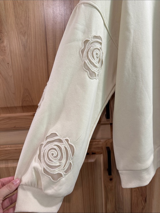 Grace + Karma Tops - New! Grace + Karma 3X Cream Rose-Applique Sleeve Cozy Romantic Sweatshirt